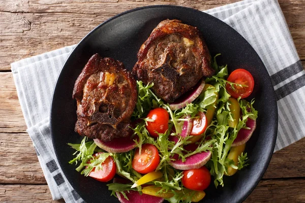 Baharatlı kızarmış kuzu biftek ve turp salatası, domates, marul cl