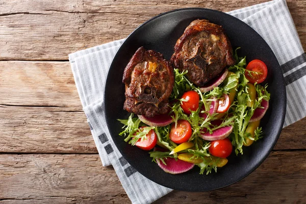 Baharatlı lezzetli kuzu biftek ve turp, domates, pepp salata