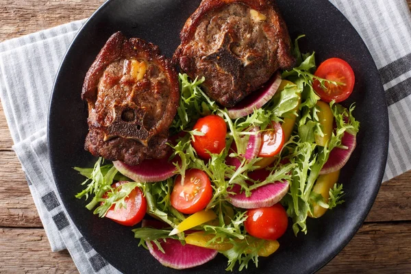 Geroosterde hete lam biefstuk en verse fruit salade close-up op een p — Stockfoto