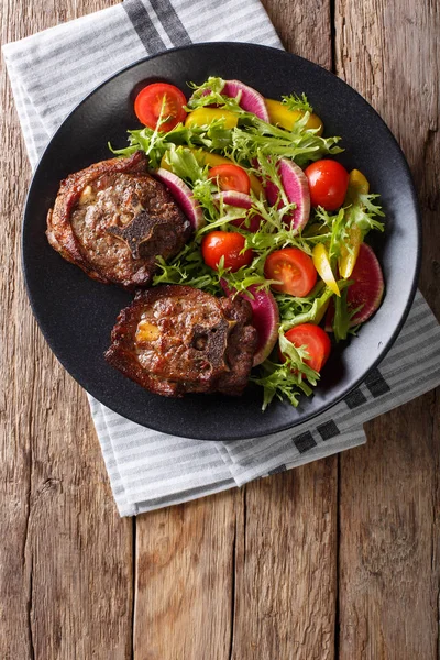 Baharatlı lezzetli kuzu biftek ve turp, domates, pepp salata