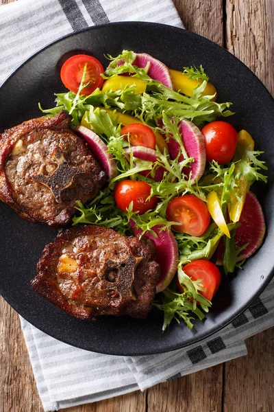 Rostade varma lammstek och färska grönsaker sallad närbild på en p — Stockfoto