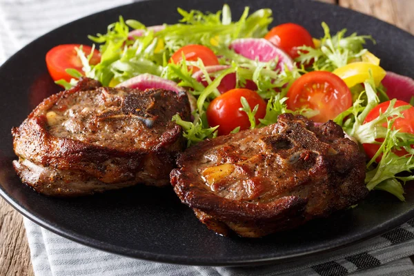 매운 맛 있는 양고기 스테이크와 무 우, 토마토, pepp 샐러드 — 스톡 사진