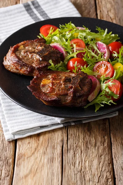 Heerlijke lamsvlees biefstuk en groente salade van radijsjes, tomaten — Stockfoto