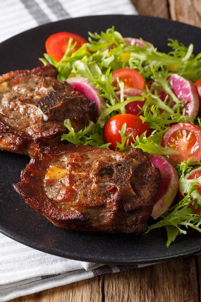 Pittige geroosterde lam biefstuk en radijs salade, tomaat en sla cl — Stockfoto