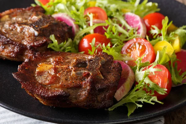 Bife de cordeiro assado e salada de legumes frescos close-up. horizontal — Fotografia de Stock