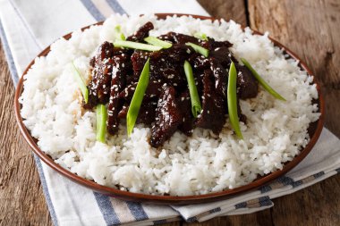 Susam, yeşil soğan ve pirinç cl ile Moğol kızarmış Dana