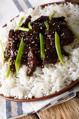 Moğol sığır eti, Soya soslu susam yakın çekim ile. dikey