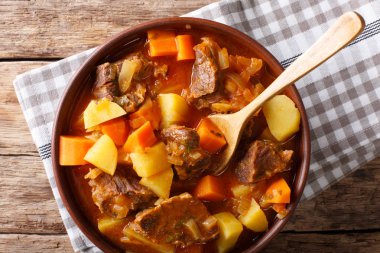 Baharatlı güveç estofado sığır eti ve sebze kase yakın çekim.