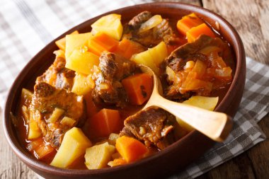 İspanyolca estofado sığır eti ve sebze bir kase kapat-u'ile güveç