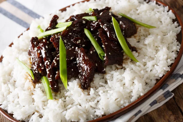 Cozinha mongol: carne com gergelim, cebola verde e guarnição de — Fotografia de Stock