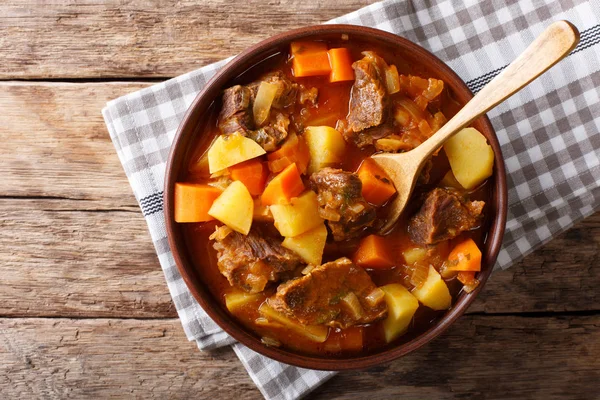 Délicieux ragoût estofado avec boeuf et légumes close-up. Horiz — Photo