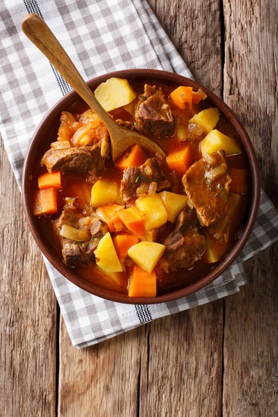 Delicious stew estofado with beef and vegetables close-up. Verti — Stock Photo, Image