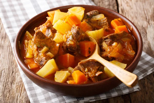 Estofado de bœuf braisé avec légumes en gros plan sur la table. hor — Photo