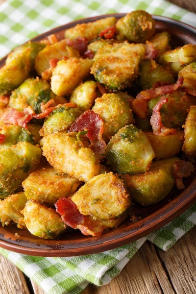 Germogli di Bruxelles arrosto in pangrattato con pancetta croccante chiudere - — Foto Stock