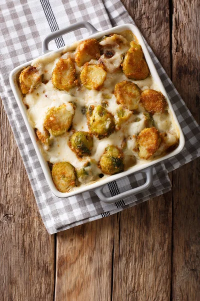 Kasserolle Rosenkohl mit Sahnesoße in Nahaufnahme in einem Backofen — Stockfoto