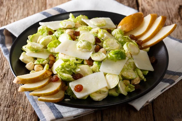 Ensalada de coles frescas de Bruselas con frutos secos, queso y clo de frutas —  Fotos de Stock