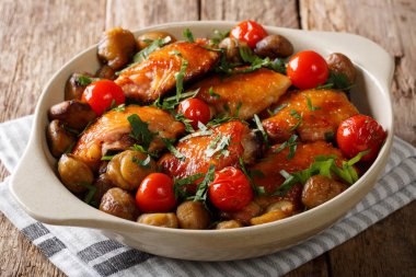 Kestane, yeşillik ve domates yakın çekim ile baharatlı kızarmış tavuk