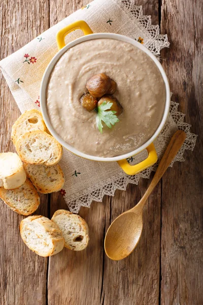 Zuppa di castagne delicata primo piano in una casseruola e crostini. Vert — Foto Stock