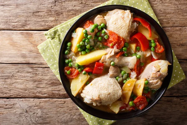 Viande de poulet cuite avec des légumes et des épices close-up dans un arc — Photo