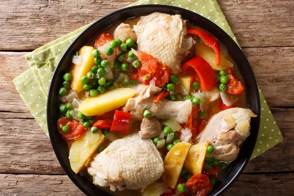 Tavuk parçalarını güveç patates, biber, domates, bezelye ile bir