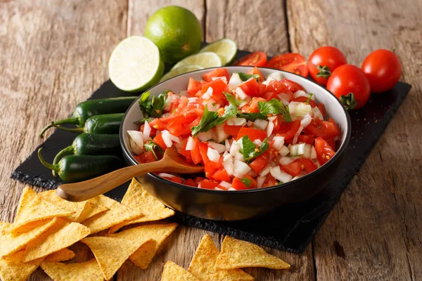 Мексиканські Піко де Галло з інгредієнтів крупним планом і nachos. переміщення горизонталі — стокове фото