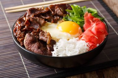 Gyudon sığır pirinç, yumurta ve soğan portre üzerinde bir kase ile ta