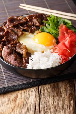 Pirinç sığır, bir kasede yumurta ve soğan yakın çekim. dikey