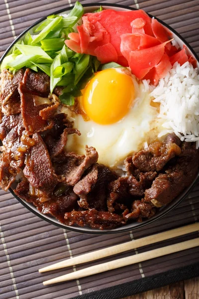 Japon sığır eti ekmek kapısı, Gyudon yakın çekim masanın üzerinde. dikey 