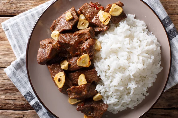 쌀과 필리핀 쇠고기 Salpicao 장식 접시에 근접 촬영. H — 스톡 사진