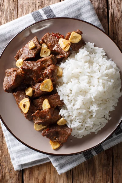 쌀과 필리핀 쇠고기 Salpicao 장식 접시에 근접 촬영. v — 스톡 사진