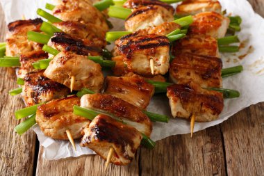 Tavuk kebap bir baharatlı sos - Dakkochi clo yeşil soğan ile