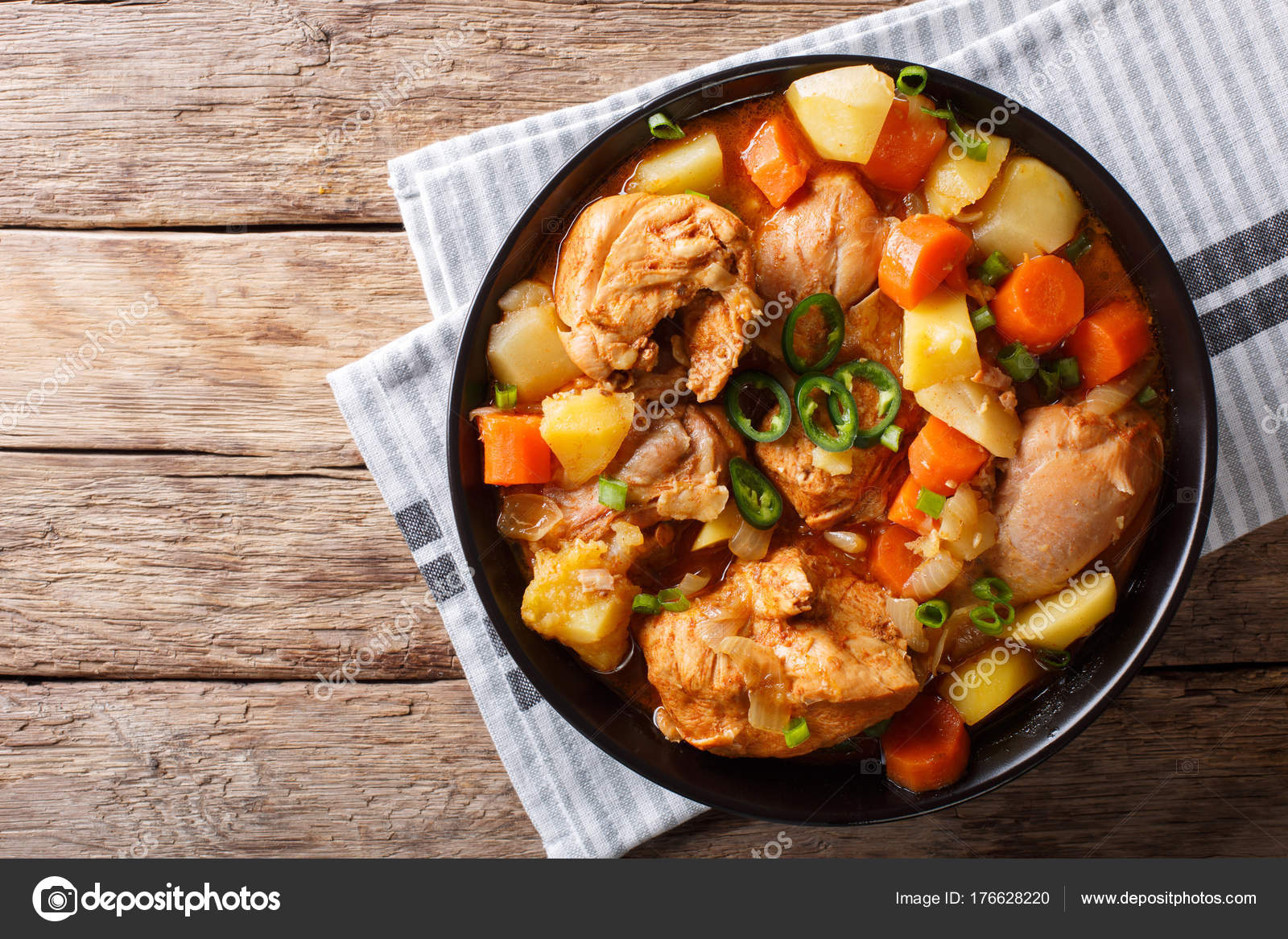 Рагу из свинины с картошкой и капустой. Рагу с курицей. Рагу с мясом и картошкой. Картофельное рагу с мясом. Курица с овощами на сковороде.