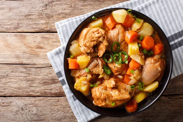 Корейская еда: рагу из цыплят Dakdoritang с овощами крупным планом — стоковое фото