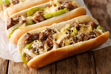 Philly cheese steak sandviç parşömen kağıt yakın çekim hizmet.