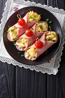 Festival aperatif: jambon pişmiş yumurta ve domates ile doldurulmuş rulo
