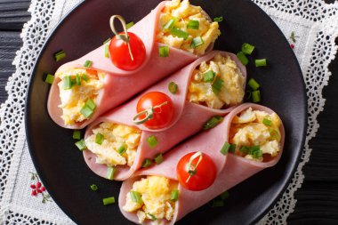 Jambon lezzetli rulo omlet yakın çekim ile doldurulmuş. Yatay