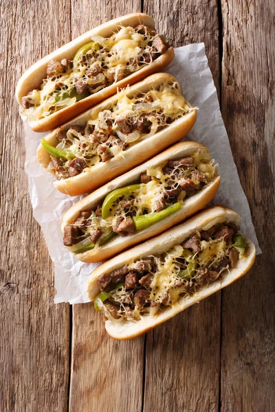 Heerlijke cheesesteak broodjes close-up op tafel. verticale — Stockfoto