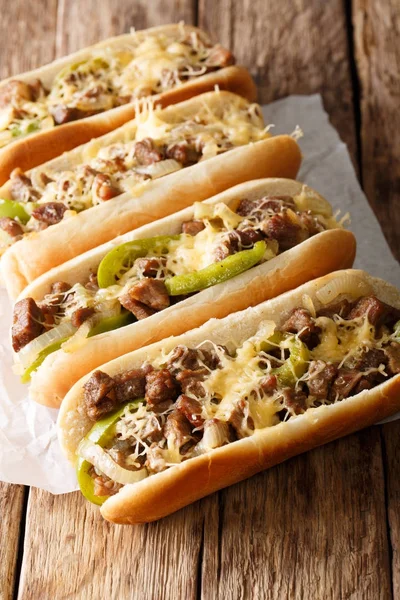 Straatvoedsel: cheesesteak broodjes close-up op tafel. Verti — Stockfoto