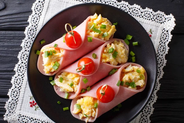 Hermoso desayuno: jamón de rollo relleno de tortillas y tomates — Foto de Stock