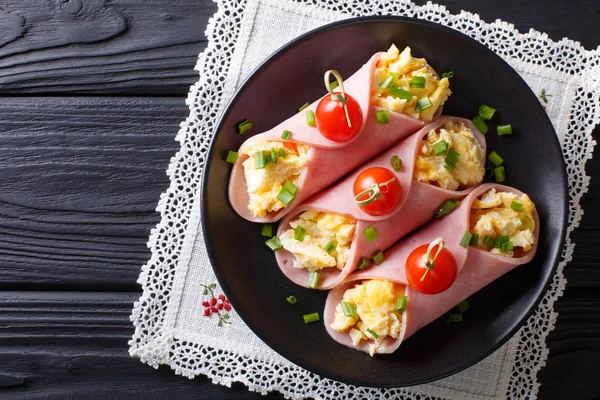 Świąteczny przekąska: roll szynki faszerowane jajecznica i pomidory — Zdjęcie stockowe