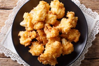 Vejetaryen yemek: kızarmış ekmek kırıntıları closeup karnabahar. Yatay