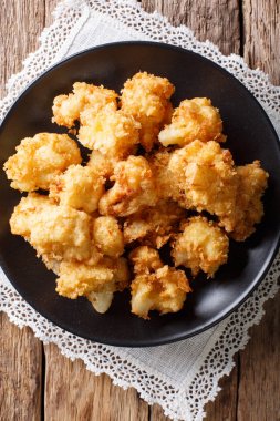 Vejetaryen yemek: kızarmış ekmek kırıntıları closeup karnabahar. Verti