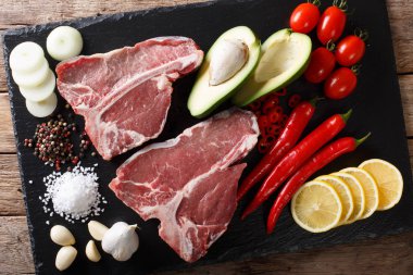 Ham sığır eti biftek malzemeler yakın çekim ile. Yatay