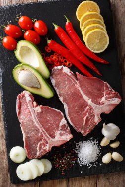 Ham sığır eti biftek malzemeler yakın çekim ile. Dikey t