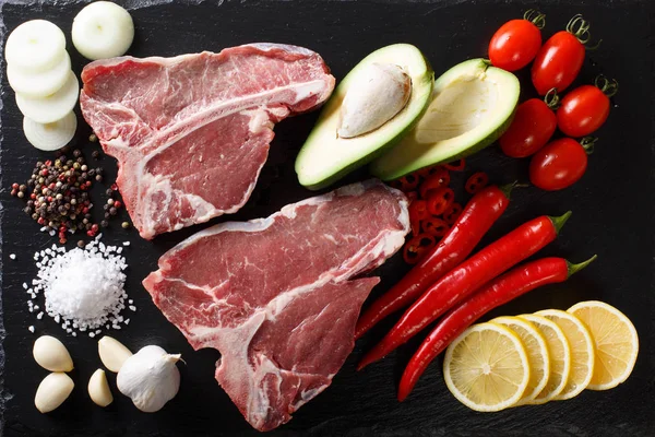 RAW t-bone stek z bliska warzywa i przyprawy. Poziome — Zdjęcie stockowe