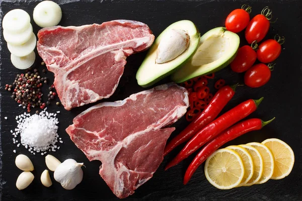 Sebze ve baharat yakın çekim ile ham t-bone biftek. Yatay
