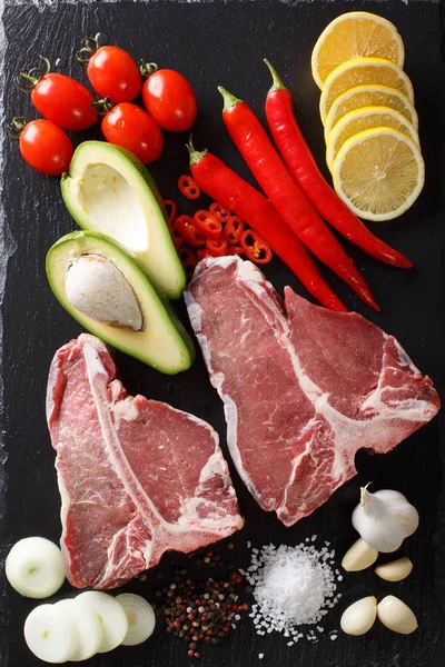 RAW t-bone stek z bliska warzywa i przyprawy. Pionowe t — Zdjęcie stockowe