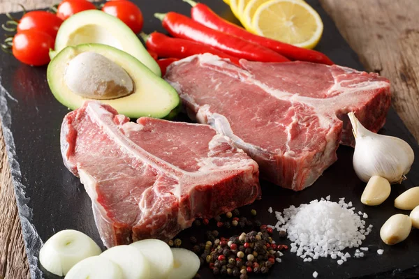 RAW t-bone stek z bliska składników. poziome — Zdjęcie stockowe