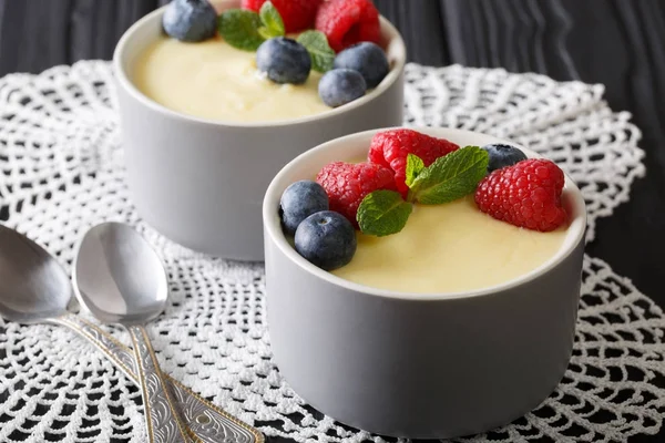 Leckeres Essen: Vanillepudding mit Himbeeren und Blaubeeren clo — Stockfoto