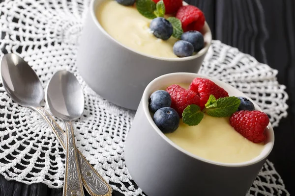 Hausgemachter Vanillepudding mit frischen Beeren in Nahaufnahme. horizontal — Stockfoto